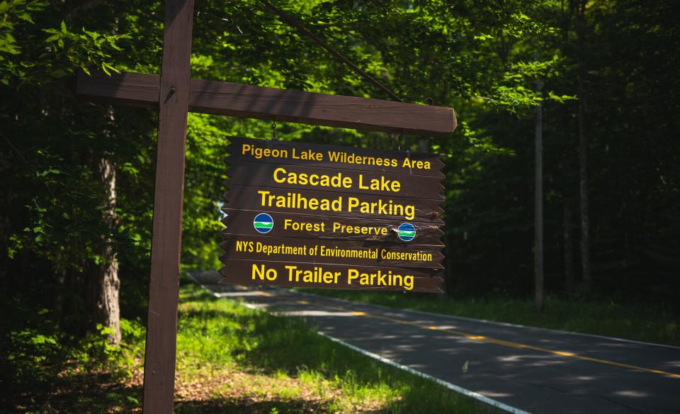 The wooden sign for Cascade Lake