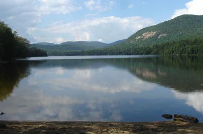 Tirrell Pond courtesy sunyolanda [CC BY-SA 3.0 (https://creativecommons.org/licenses/by-sa/3.0)]