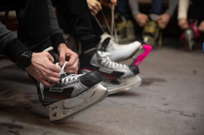 People tying their ice skates