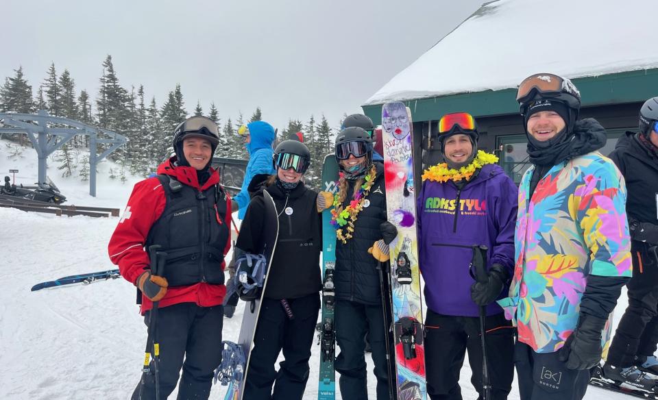 A group of skiers and snowboarders
