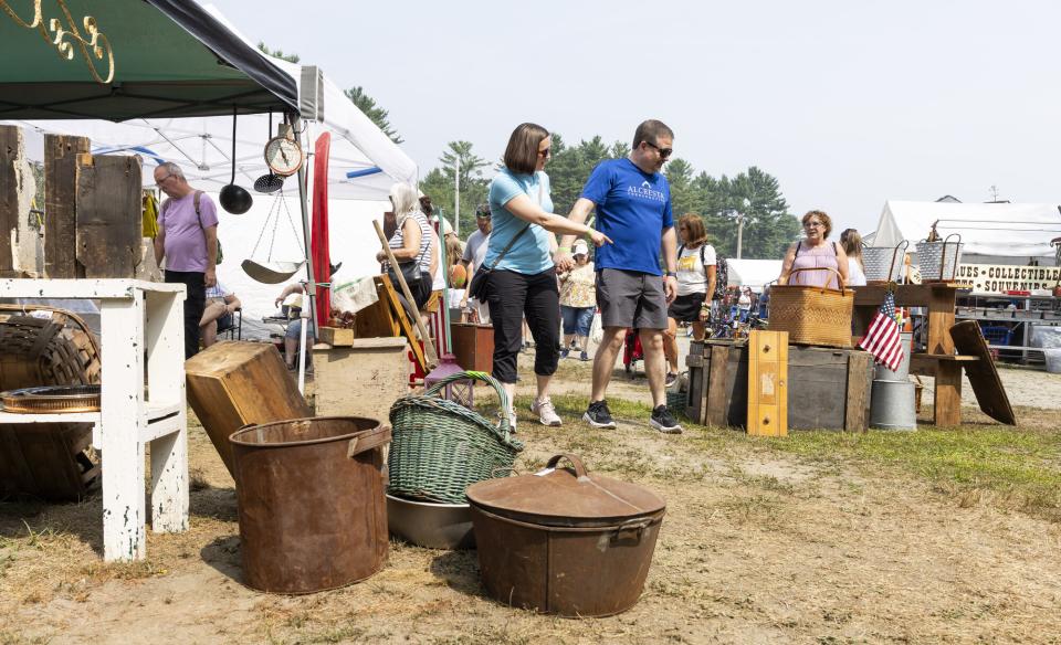 Brimfield shoppers