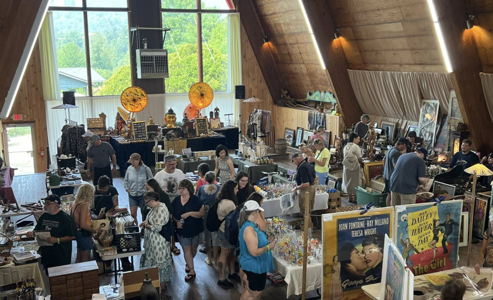 vendor at Brimfield and people shopping