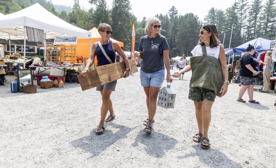 Brimfield shoppers