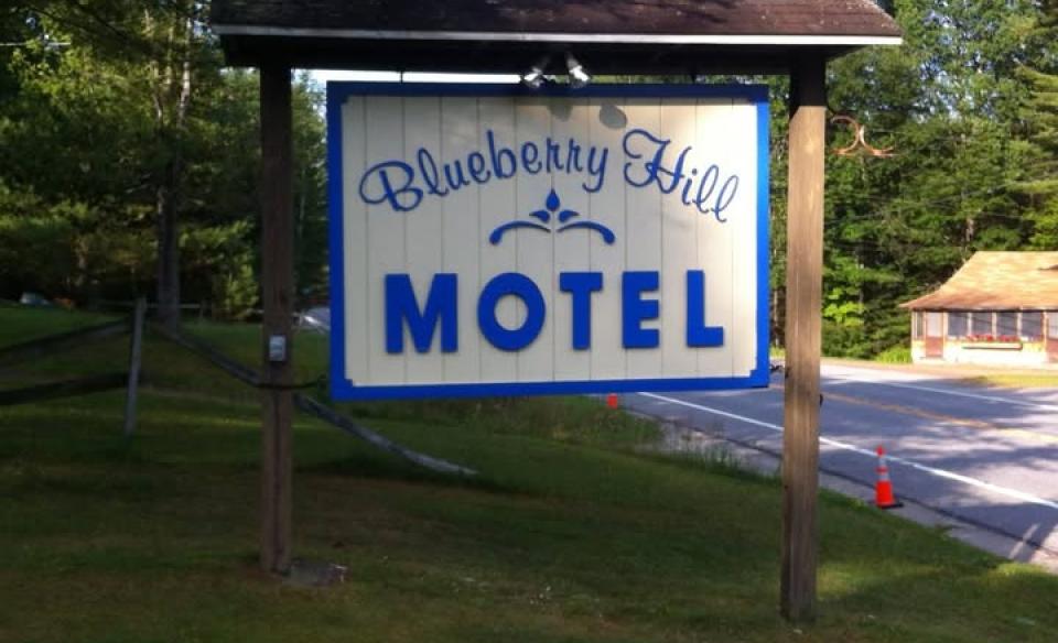 Blueberry Hill Motel entry sign